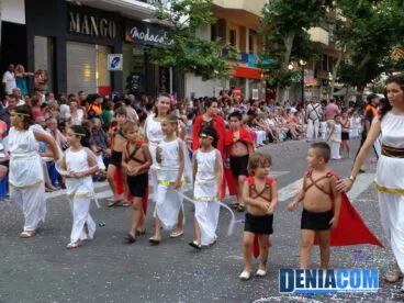 Los niños de la Falla Diana completan la comparsa 300