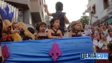 Los niños de la Falla Oeste pasean por la calle Marqués de Campo