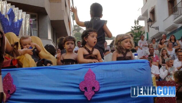 Los niños de la Falla Oeste pasean por la calle Marqués de Campo