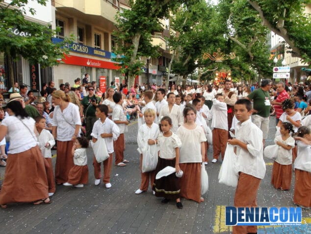 Los niños de la Falla París Pedrera completan la comparsa Águila Roja