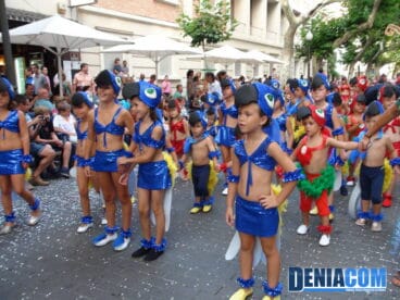 Los niños de la Falla Port Rotes completan la comparsa Pío Pío Port Rotes ve de Río