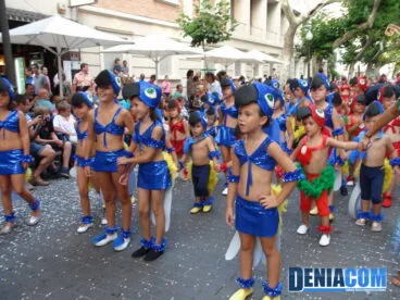 Los niños de la Falla Port Rotes completan la comparsa Pío Pío Port Rotes ve de Río