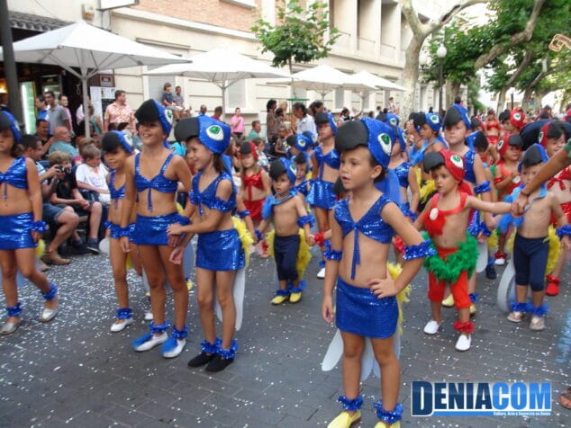 Los niños de la Falla Port Rotes completan la comparsa Pío Pío Port Rotes ve de Río