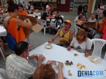 Los quintos 2012 ayudan a repartir cocas en la cena del Día de los Mayores de Dénia