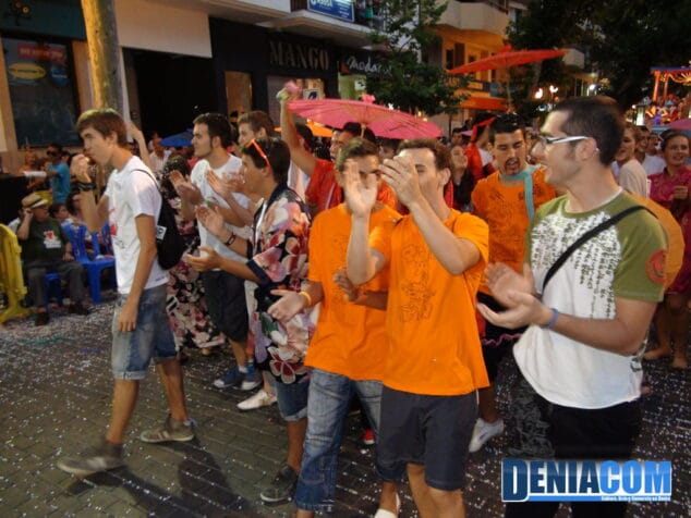 Los quintos 2012 desfilan ante el público en el Desfile de Carrozas 2012