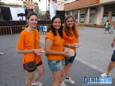 Los quintos 2012 en la cocà del Día del mayor en las fiestas de Dénia
