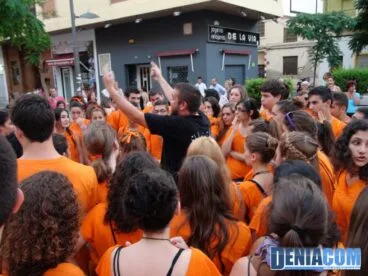 Los quintos se organizan para repartir las cocas el Día del Mayor de las fiestas de Dénia
