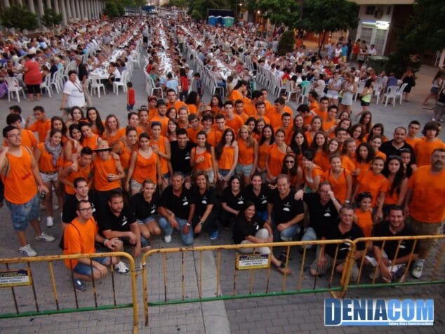 Más de 3.500 cocas culminan la celebración del Día del Mayor 12 Los quintos y la Comisión de Fiestas en el reparto de cocas del Día del Mayor