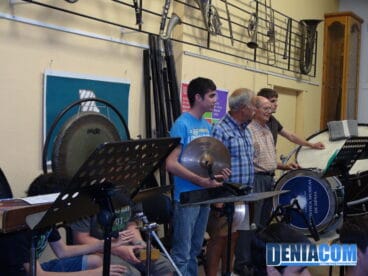 Los recién llegados y algunos de los pioneros de la Banda de Dénia se conyugan para el Concierto de Pasodobles del 60 aniversario