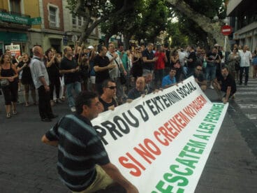 Manifestación contra los recortes en Dénia a su paso por la calle Marqués de Campo
