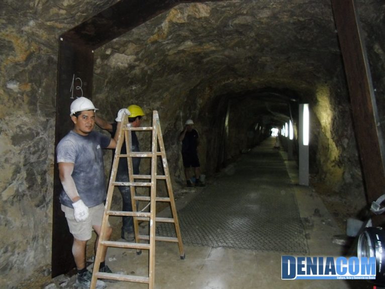 Operarios trabajando en el túnel del castillo