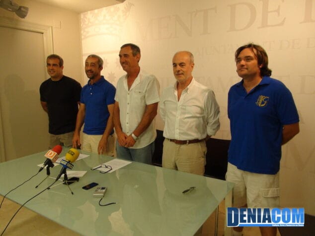 Paco Arnau y representantes de la AMMIC presentan el programa de Fiestas de Moros y Cristianos