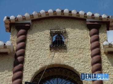 Parte alta de la fachada de la finca La Campanera, residencia del tenor Cortis
