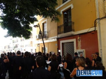 Pasacalles del 60 aniversario de la Agrupación Artística Musical de Dénia avanzando hacia la calle Diana
