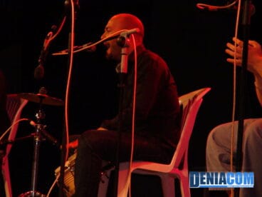 Percusionista de Peret Reyes & The Gipsys Roots Band