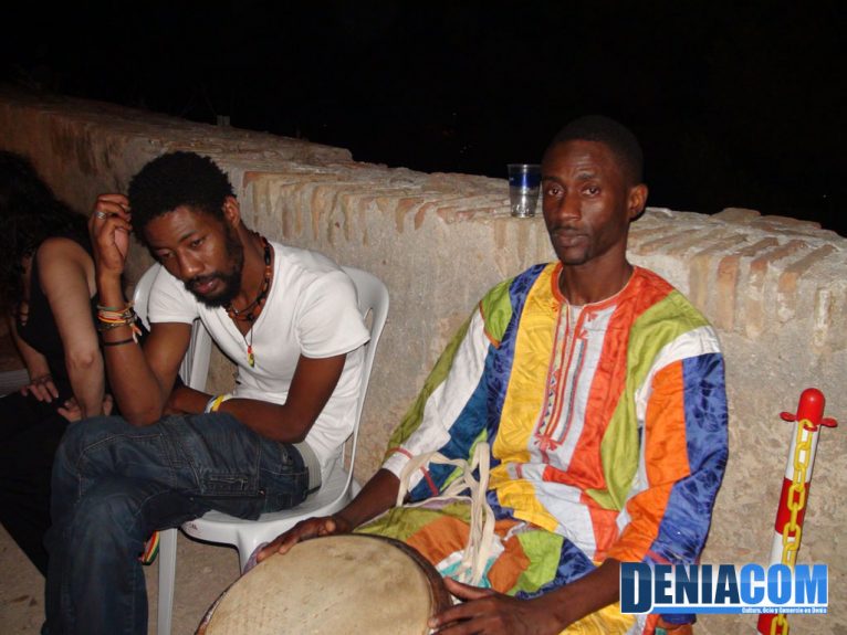 Percusionistas senegaleses acompañan a Rafa Arnal en su concierto de Música al Castell