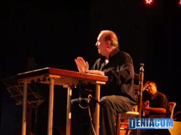 Peret Reyes & The Gipsys Roots Band al compás de la mesa