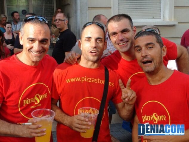 Peñas y quintos en la primera entrada de bous de las Fiestas Mayores de la Santíssima Sang de Dénia