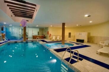 Piscina interior del hotel Ogisaka Garden en Dénia