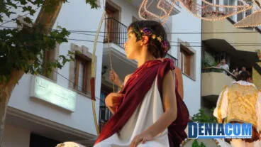 Presidente infantil de la Falla Saladar a su paso por tribuna