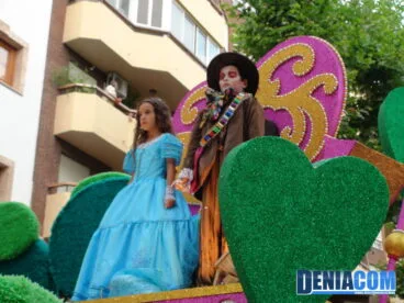Presidente y Fallera Mayor infantil de Baix la Mar en su carroza Alicia en el País de las Maravillas