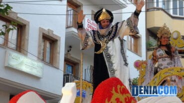 Presidente y Fallera Mayore de la Falla Baix la Mar en su carroza Daniya Musulmana