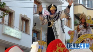 Presidente y Fallera Mayore de la Falla Baix la Mar en su carroza Daniya Musulmana