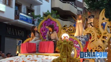 Presidentes y Falleras Mayores de la Falla Oeste en su carroza Juego de Tronos