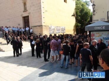 Quedada matutina para realizar la foto de grupo de los 60 años de la Agrupación Artística Musical de Dénia