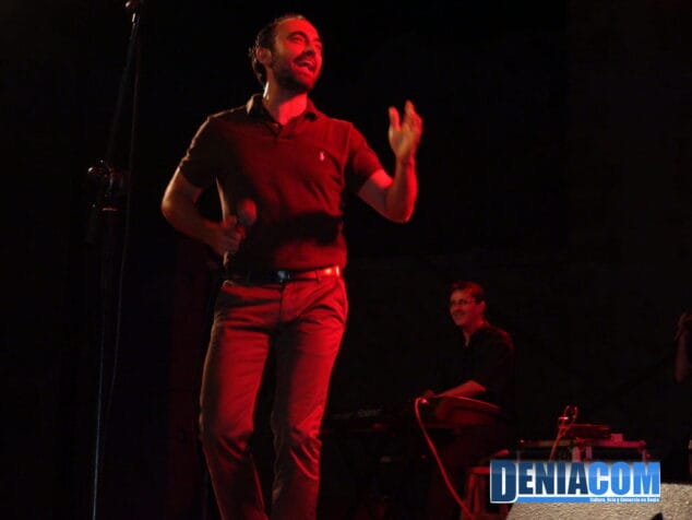 Rafel Arnal abre con “Pam a Pam” la XXI edición de Música al Castell 6 Rafa Arnal demuestra todas sus dotes en el festival Música al Castell