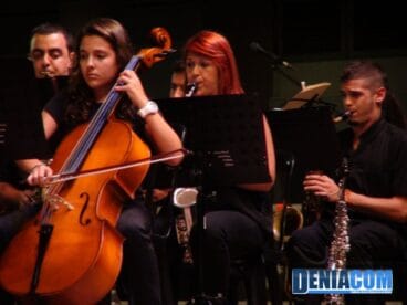 Saxofónistas y violonchelista de la Agrupacióon Artística Musical de Dénia