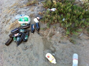 Suciedad en la escollera norte de Dénia