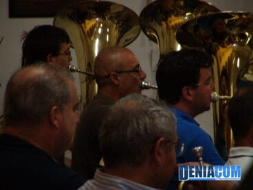 Varias generaciones de músicos para celebrar el 60 aniversario de la Agrupación Artística Musical de Dénia