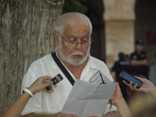 Vicent Balaguer realiza el manifiesto de la manifestación contra los recortes en Déia