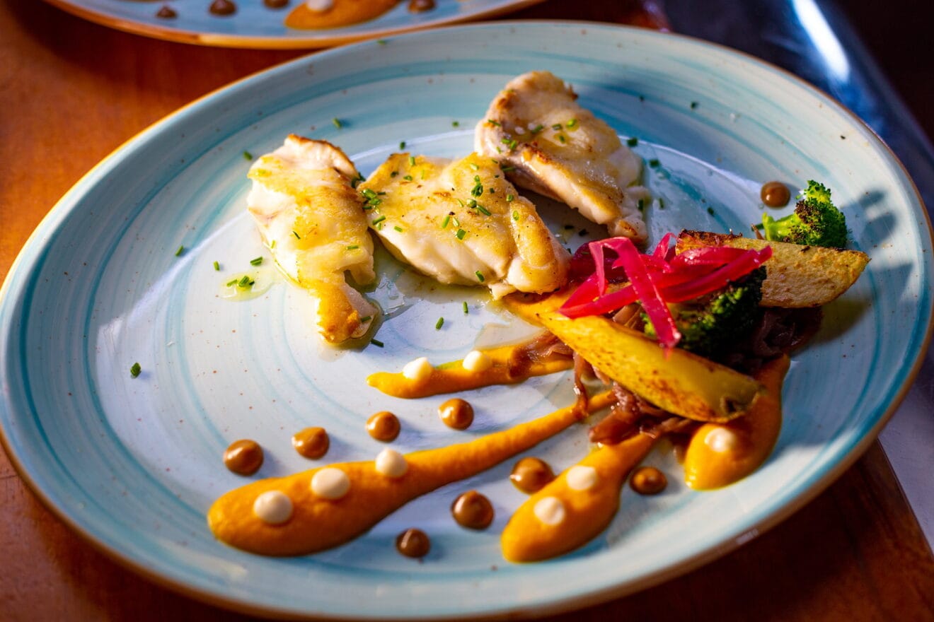 Disfruta del mejor pescado local en Restaurante Mena