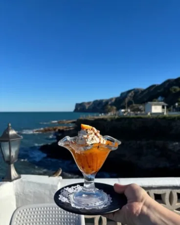 El toque dulce frente al mEDITERÁNEO Acuña preparando unas brochetas de carne yakitori