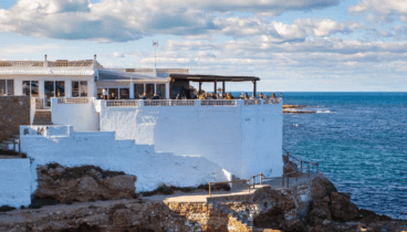 Fachada histórica del Restaurante Mena fundado en 1959