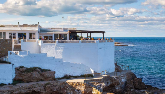 Restaurante Mena 10 Imagen: Fachada histórica del Restaurante Mena fundado en 1959