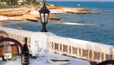 Mesa servida en la terraza panorámica del Restaurante Mena