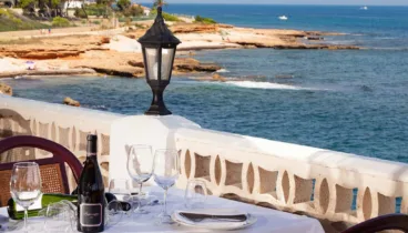 Mesa servida en la terraza panorámica del Restaurante Mena