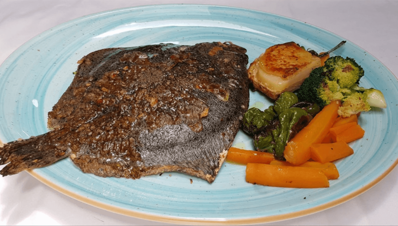 Pescado del día a la espalda sobre los acantilados de Dénia