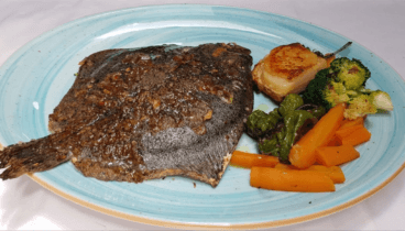 Pescado del día a la espalda sobre los acantilados de Dénia