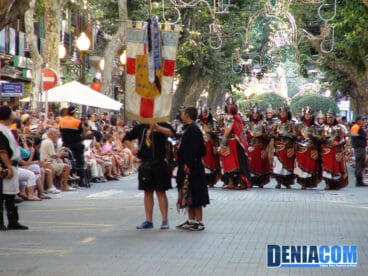 01 Estandarte de la filà Deniers en el Desfile de Gala de la AMMICC 2012