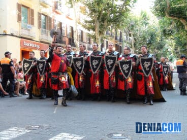 01 La filà Deniers desfila por la calle Marqués de Campo