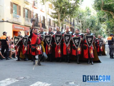 01 La filà Deniers desfila por la calle Marqués de Campo
