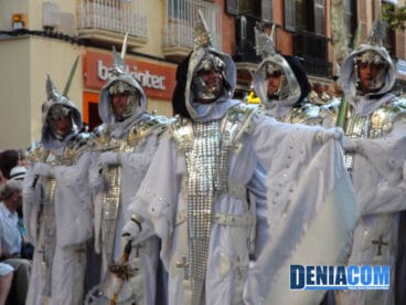 02 Cabo de la filà Guerrers Hospitalaris desfilando por la calle Marqués de Campo