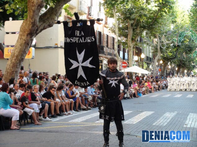 02 Estandarte de la filà Guerrers Hospitalaris en el Desfile de Gala de la AMMICC 2012