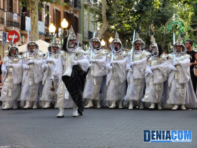 02 La filà Guerrers Hospitalaris desfila por la calle Marqués de Campo