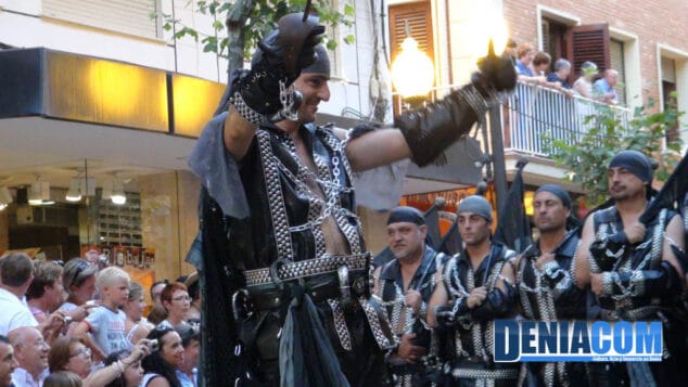 03 Cabo de la filà Marins Corsaris desfilando por la calle Marqués de Campo