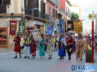 03 Estandartes moros de camino al pregón 2012 en Déniaq